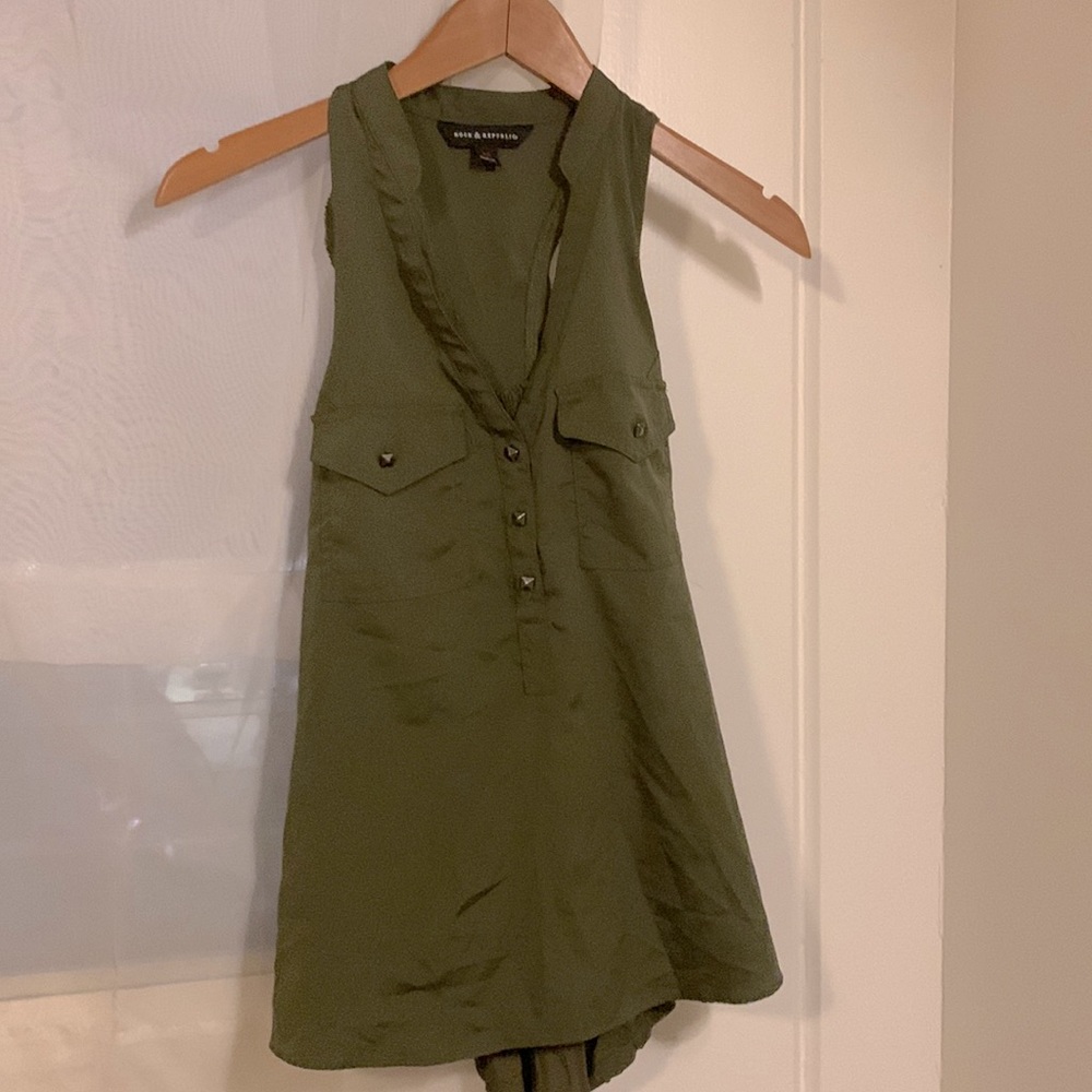 $5/25 Rock and Republic olive green tank top with front pockets size XS